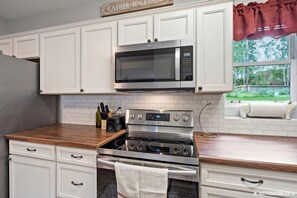 Jääkaappi, mikroaaltouuni, uuni, astianpesukone