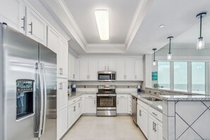 冰箱、微波炉、烤箱、炉灶