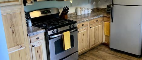 Jääkaappi, mikroaaltouuni, uuni, liesi