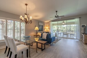 Smart-tv, dvd-spelare, böcker och ett filmbibliotek