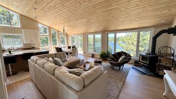 Smart-TV, Kamin, Videospiele, Tischtennisplatte