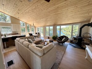 TV connectée, cheminée, jeux vidéo, table de tennis de table