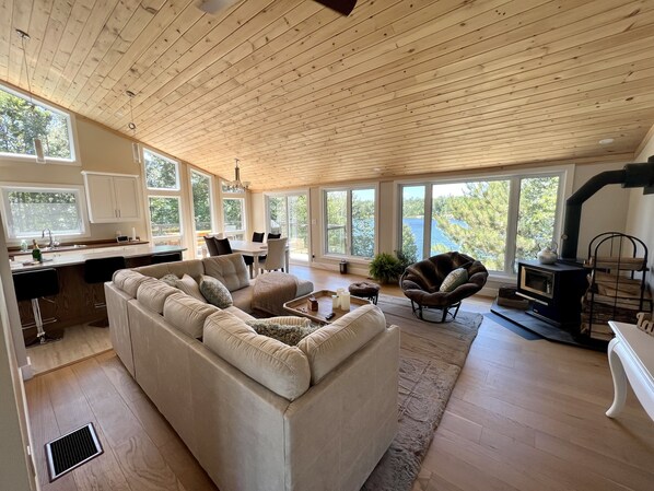 Smart-TV, Kamin, Videospiele, Tischtennisplatte