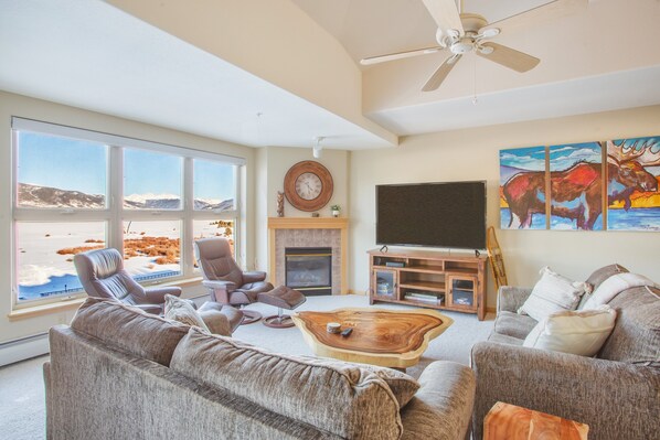 Smart TV, fireplace