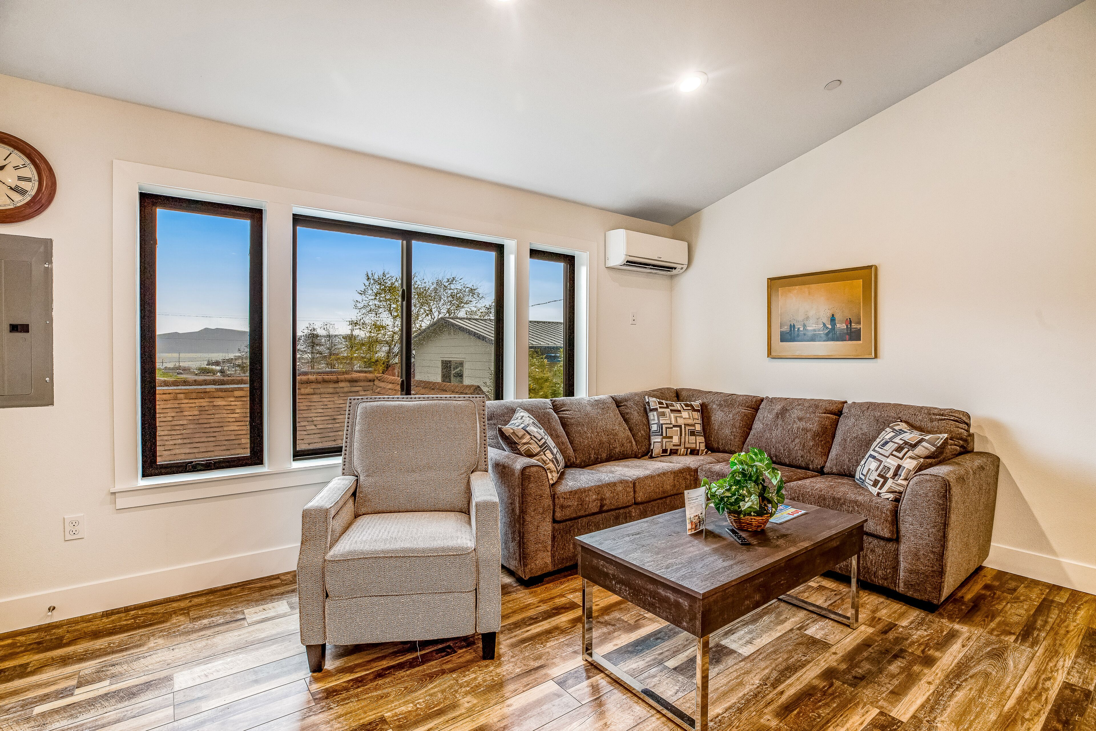 Brand new modern downtown apartment w/AC & washer/dryer - near beach