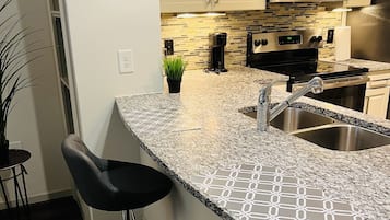 Réfrigérateur, micro-ondes, four, plaque de cuisson