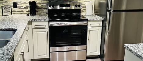 Geladeira, micro-ondas, fogão, cooktop