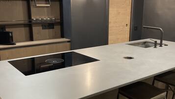 Frigorífico, microondas, horno y placa de cocina