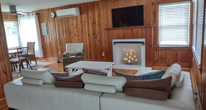 Retro beach cottage w/ modern touch - in the heart of Carolina Beach