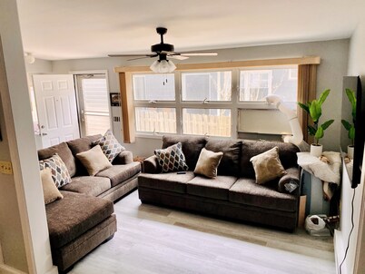 Seaside Ocean Block Beach Paradise w/ Deck Beach Badges and BBQ