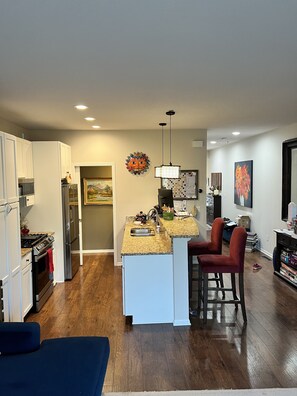 Smart TV, chimenea, reproductor de DVD, monitor de computadora