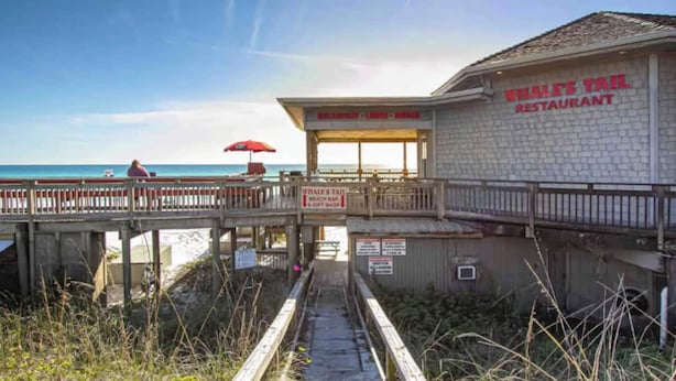Un restaurant situé en bord de mer, doté d’une terrasse et d’une boutique de souvenirs.