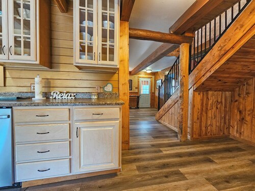 Whistle Stop 3 bedroom house walk downtown plenty parking