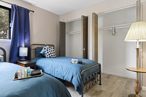 2 habitaciones, escritorio, tabla de planchar con plancha y wifi gratis
