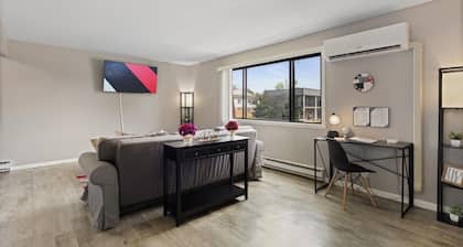 Cozy apt Aurora/Sleeps 8/FREE Wifi/55"TV/Parking