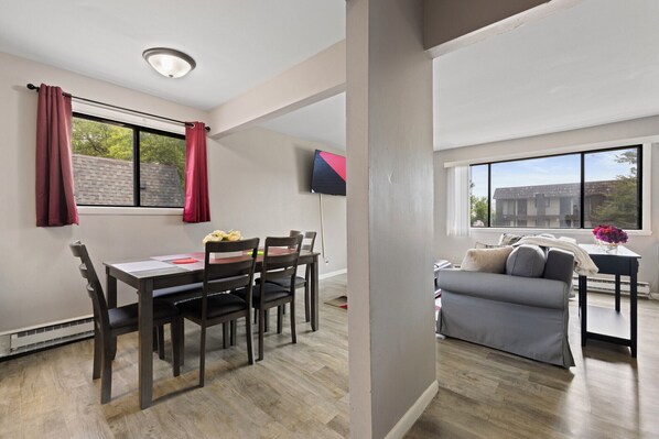 Smart TV - Cozy apt Aurora/Sleeps 6/FREE Wifi/Chgolnd_area/Parking (Aurora)