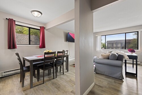 Cozy apt Aurora/Sleeps 6/FREE Wifi/Chgolnd_area/Parking