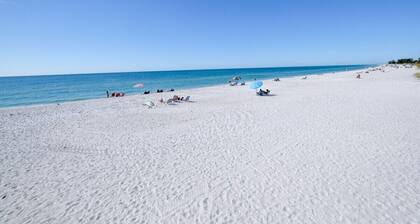 BEAUTIFUL 3/2 TOWNHOME w/ HEATED PRIVATE POOL. STEPS FROM THE GULF BEACHES!!