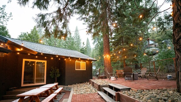 Outdoor dining - Spacious Modern Mountain Home - Pinecrest & Dodge (Tuolumne County)