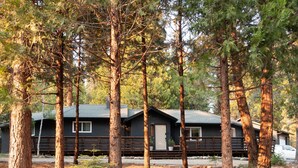 Exterior - Spacious Modern Mountain Home - Pinecrest & Dodge (Tuolumne County)