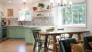 Dining - Spacious Modern Mountain Home - Pinecrest & Dodge (Tuolumne County)