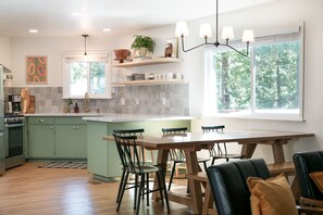 Dining - Spacious Modern Mountain Home - Pinecrest & Dodge (Tuolumne County)