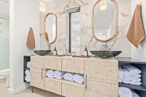 Bathtub, hair dryer, towels, soap - New! Old Town Scottsdale Oasis, Game Room, Pool, Firepit, BBQ & More (Scottsdale)