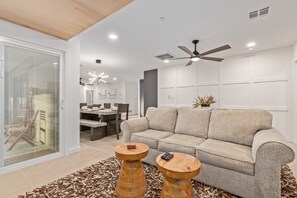 Smart TV, fireplace, Netflix, Hulu