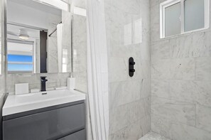 Badewanne, Haartrockner, Handtücher, Toilettenpapier