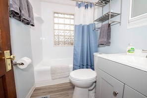Combined shower/bathtub, hair dryer, towels, soap