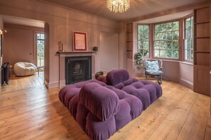 TV, fireplace, toys, books - The Limes, Benhall (Saxmundham)