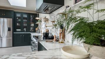 House (6 Bedrooms) | Private kitchen | Microwave, oven, stovetop, dishwasher