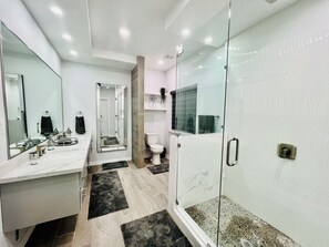 Een douche, een haardroger, handdoeken, zeep
