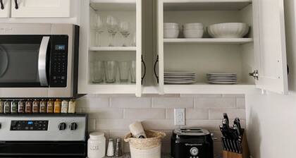 Modern, Family-Friendly Space, Quick KC Downtown, Driveway, Quiet Road & Nature!