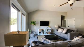 Smart-tv, boeken en een stereo