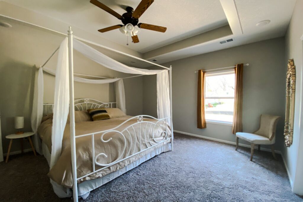 3 habitaciones, escritorio y tabla de planchar con plancha 