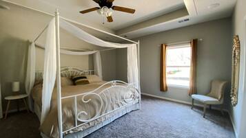 3 habitaciones, escritorio y tabla de planchar con plancha