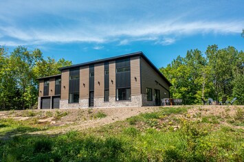 Le chalet Orion est dans un chemin privé entouré d'arbres et de nature.