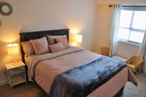 2 dormitorios, escritorio, tabla de planchar con plancha y cuna de viaje