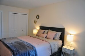 2 Schlafzimmer, Schreibtisch, Bügeleisen/Bügelbrett, Reisekinderbett