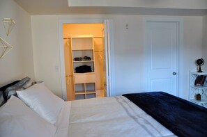 2 bedrooms, desk, iron/ironing board, travel cot - Retro Modern Renovated New Furniture 2BD/2BTH (Invermere)