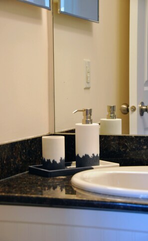 Combined shower/bathtub, hair dryer, towels, soap - Retro Modern Renovated New Furniture 2BD/2BTH (Invermere)