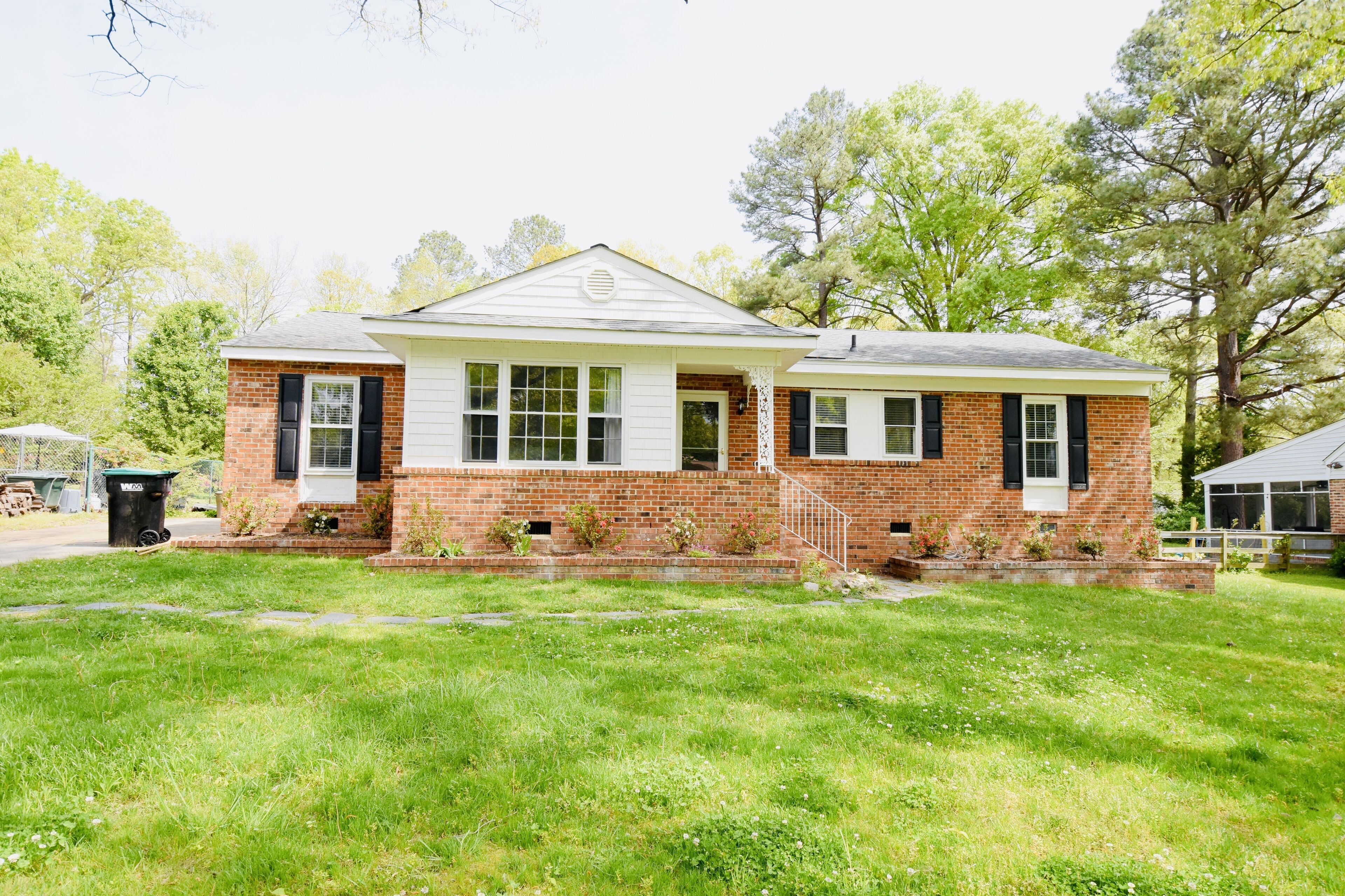 Wonderful, cozy fully furnished home!! Large, private back yard!