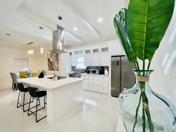 Geladeira, micro-ondas, fogão, cooktop