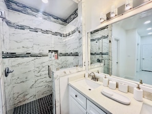 Combined shower/bathtub, hair dryer, towels, shampoo - 🏡 Home sweet Home in the ❤️of McAllen (McAllen)
