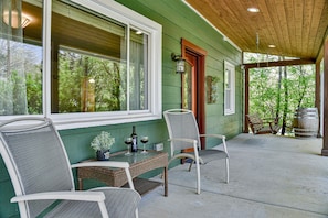 Terrace/patio - Modern 2 BR Cottage 10 Min from DT, 5 Min from Biltmore - Fresh, Clean & Bright! (Asheville)