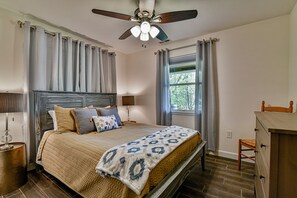 2 habitaciones, escritorio y tabla de planchar con plancha 