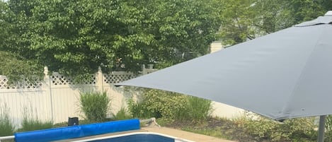 Una piscina al aire libre, una piscina climatizada