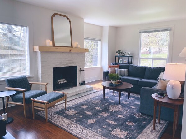 Smart-TV, Kamin, Bücher, Musikbibliothek