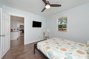 1 bedroom, in-room safe, iron/ironing board, free WiFi - Stylish 2 bedroom home close 2 Dtown, NAS, and BCH (Pensacola)